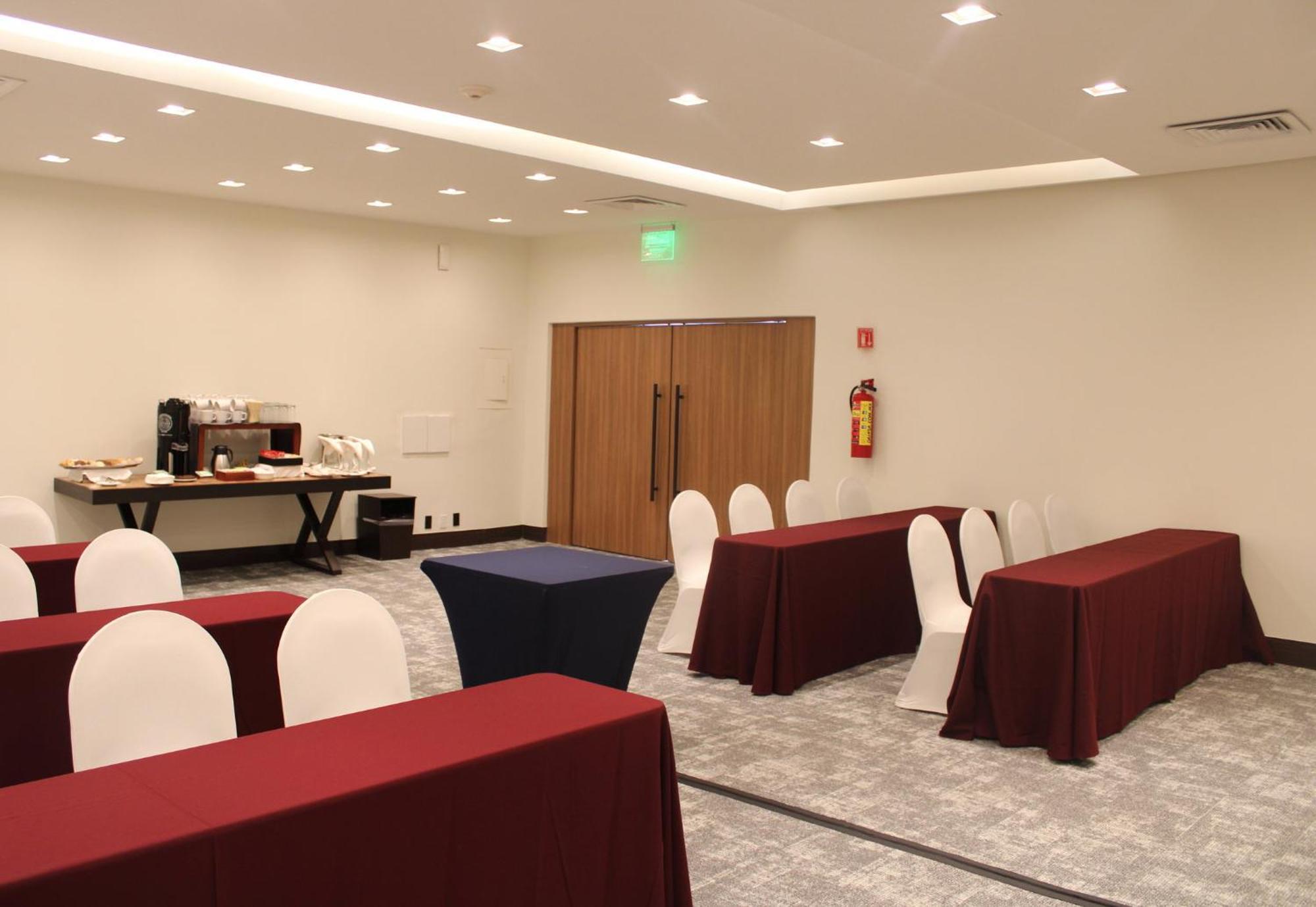 Hotel Dali Airport By Ihg 3*